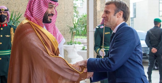 Punto y seguido - Macron se viste de Napoleón