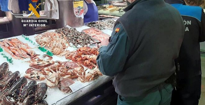 Guardia Civil realiza una campaña para controlar la venta de pescado y marisco