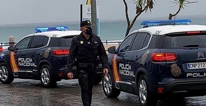 La Policía salva a un hombre en el acantilado de Mataleñas en Santander