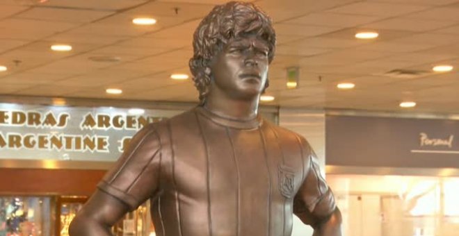 Argentina da la bienvenida a los turistas con una escultura de Maradona