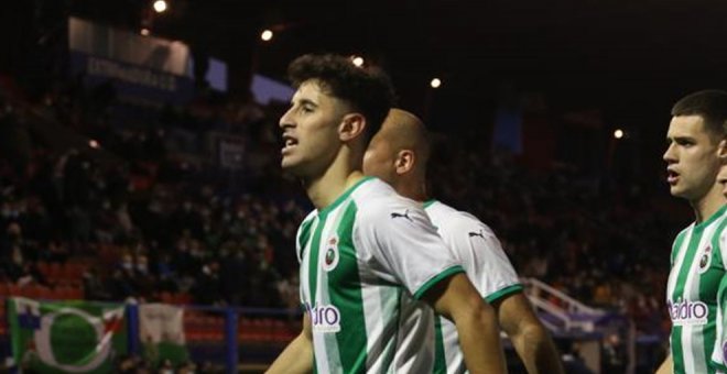 El Racing despide el 2021 con una goleada ante el Extremadura (2-4)