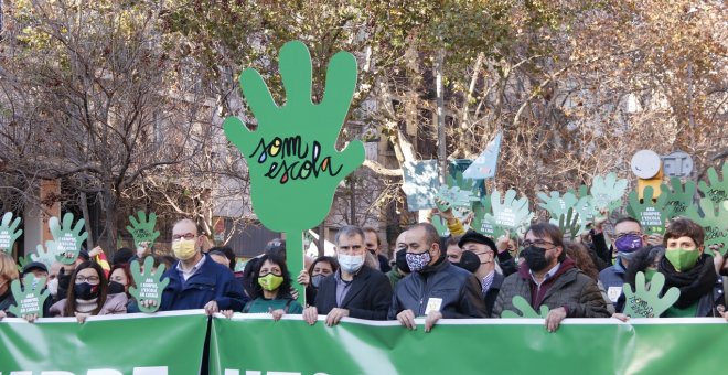 Miles de personas se manifiestan en Barcelona en la marea verde en defensa de la escuela en catalán