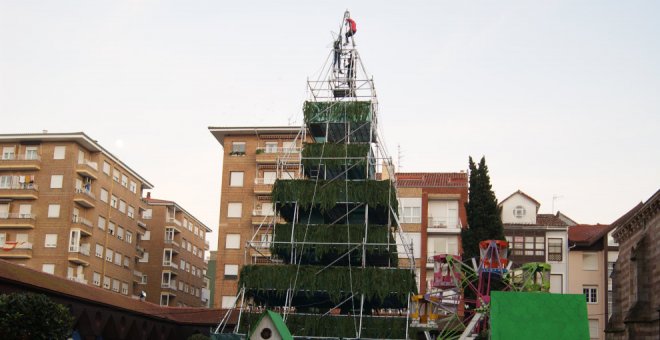 En el interior del árbol navideño más solidario