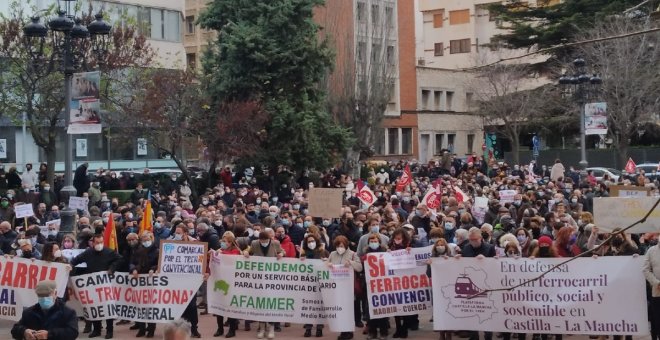 Cuenca clama en la calle el mantenimiento de un ferrocarril convencional que "da vida" a la España vaciada