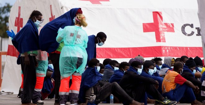 Los supervivientes de una embarcación rescatada en Tenerife relatan que 17 migrantes murieron durante el viaje