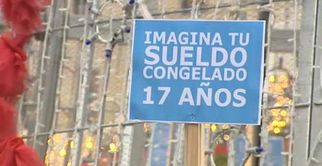 Los loteros se manifiestan a las puertas del Teatro Real durante el Sorteo de Navidad