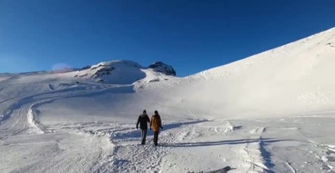 El cambio climático forma una cueva en un glaciar de los Alpes suizos