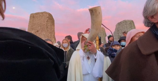 Un millar de personas se juntan en el Stonehenge para celebrar la noche más larga