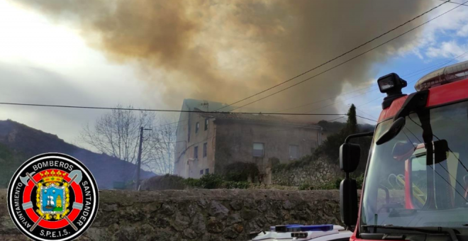 El fuego destruye una casa okupa en Adarzo