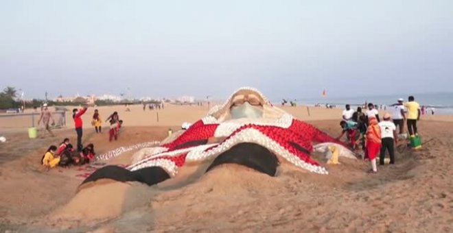 Un Papá Noel gigante en India para felicitar la Navidad