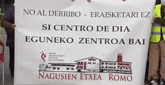Pensionistas en Bilbao protestan contra el derribo de su centro de día
