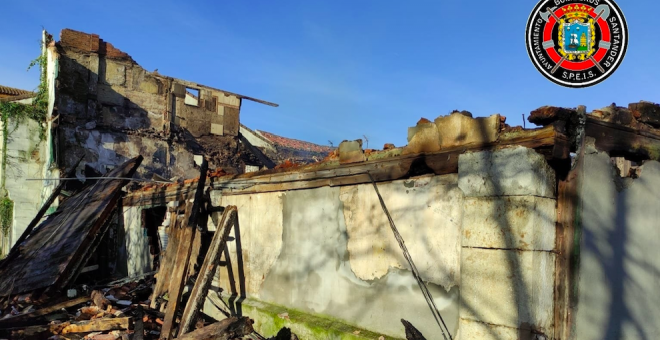 Concluida la extinción del fuego de la casa okupa de Adarzo pero mantienen un retén