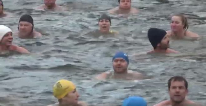 Cientos de nadadores desafían las gélidas aguas del río Moldava en Praga