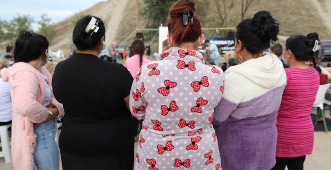 Las mujeres del sector VI de Cañada Real advierten de que 1.813 niños están sin luz