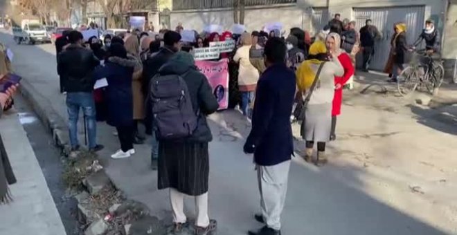 Decenas de mujeres protestan por sus derechos en Afganistán