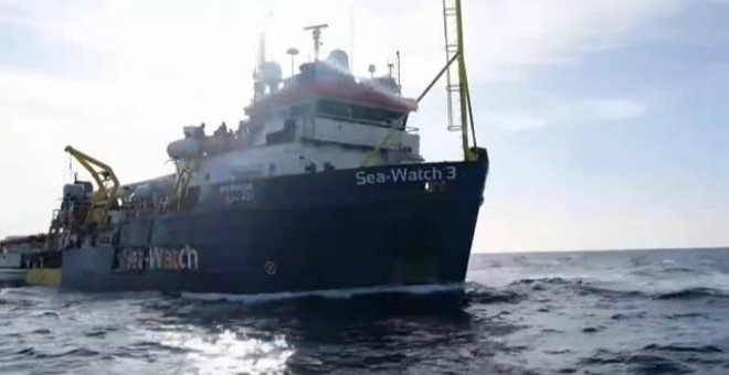 Un barco alemán, con más de 440 migrantes rescatados, espera atracar en puerto seguro