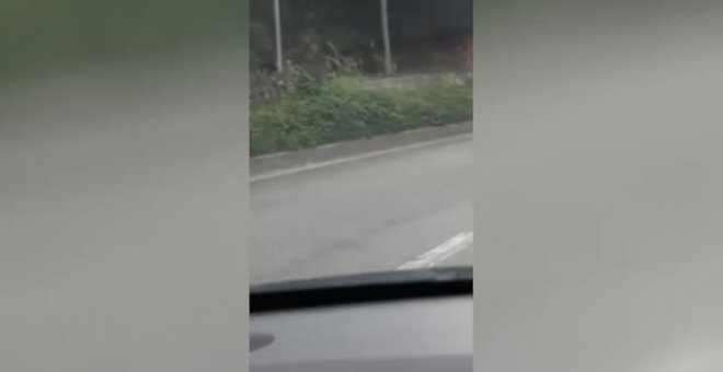 Un coche de los Mossos se incendia en Granollers durante el traslado de un detenido