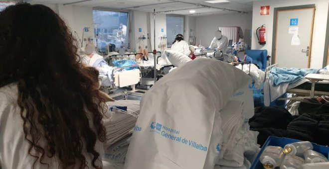 La sexta ola desborda las urgencias del Hospital la Paz, el mayor centro referente en España, y lleva al límite a sus sanitarios