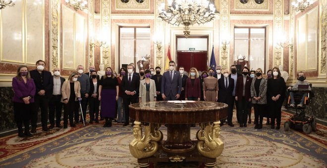 Otras miradas - Frente al negacionismo de la violencia contra las mujeres, política