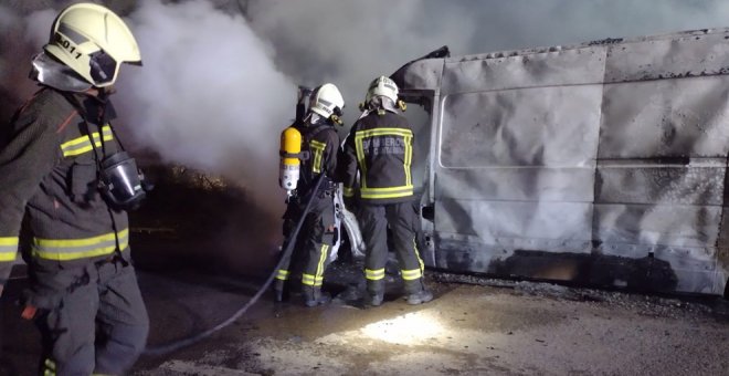 Un incendio en una furgoneta en Ibio se propaga a la vegetación