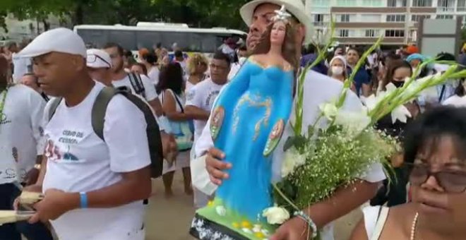 Yemanjá, la diosa que llena de ofrendas la playa de Copacabana (Brasil)