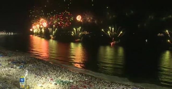 Los brasileños comienzan el 2022, a ritmo de capoeira, en la playa de Copacabana