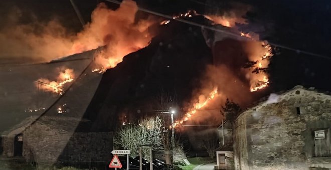 Cantabria arranca 2022 con ocho incendios activos y el de Bárcena estabilizado