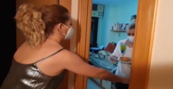 Miles de personas celebran la Nochevieja confinados en sus casas y habitaciones