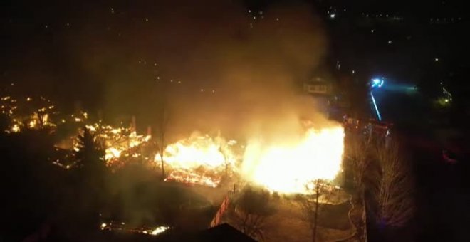 Cientos de casas son destruidas por un fuerte incendio en Colorado