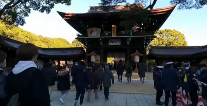 Miles de personas visitan el Santuario Meiji en Tokio para dar la bienvenida al 2022
