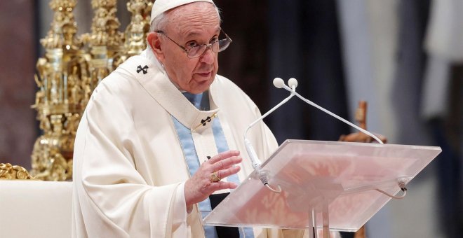 El papa dice que la violencia contra las mujeres es un ultraje a Dios
