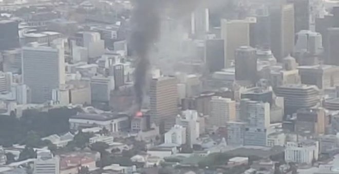 Un incendio afecta al Parlamento de Sudáfrica en Ciudad del Cabo