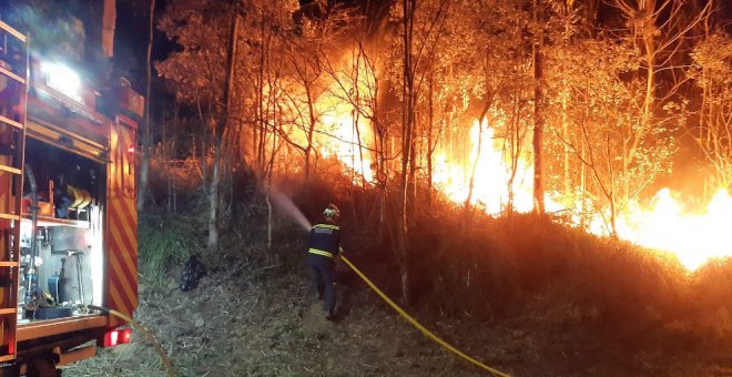 Se reducen a tres los incendios activos de los 37 provocados en dos días