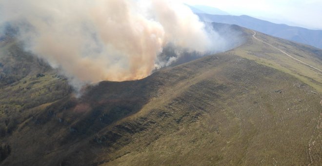 Cantabria registra un incendio activo en San Roque de Riomiera