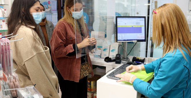 Los positivos en un test de antígenos de autodiagnóstico en Catalunya se podrán notificar a las farmacias