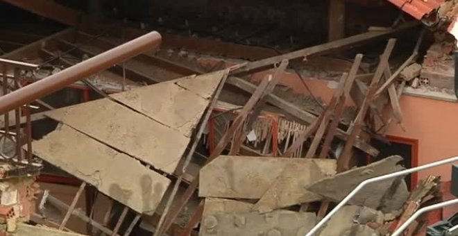Atraspados dos trabajadores bajo los escombros tras el derrumbe de un colegio en obras en Gijón