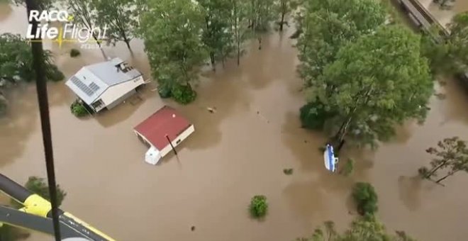 Rescatan en helicóptero a una familia aislada por las inundaciones en Australia