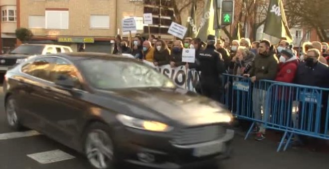 Agricultores y ganaderos reciben con pitos a Sánchez en Palencia y piden el cese de Garzón