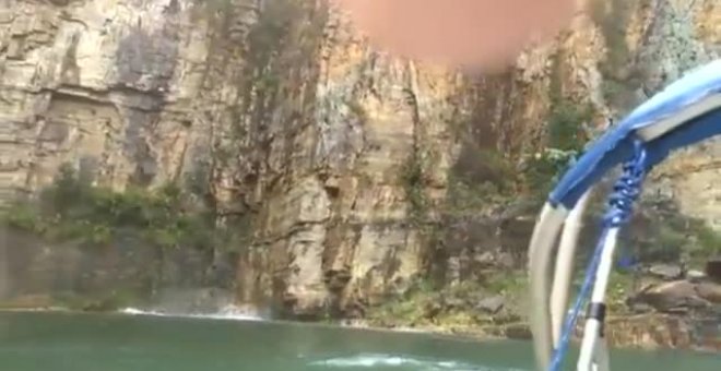 El derrumbe de una roca en un lago turístico de Brasil causa la muerte de siete personas