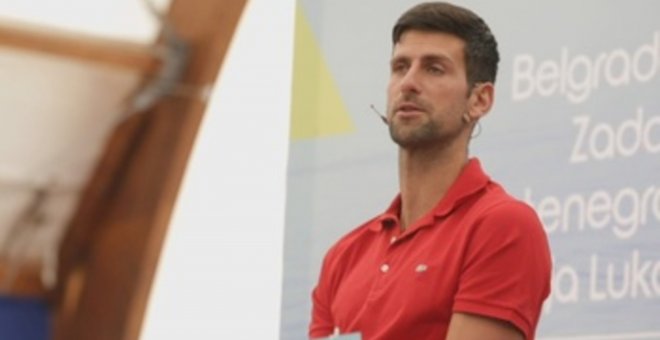 Djokovic admite "errores" en documentos mientras Australia considera su deportación