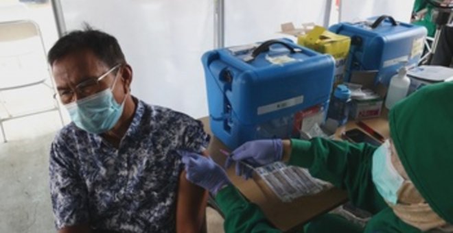 Indonesia comienza a administrar dosis de refuerzo ante el temor a ómicron