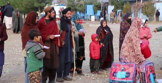 UNICEF reparte los "kits de preparación para el invierno"  entre las familias que viven en los campos de refugiados en Afganistán