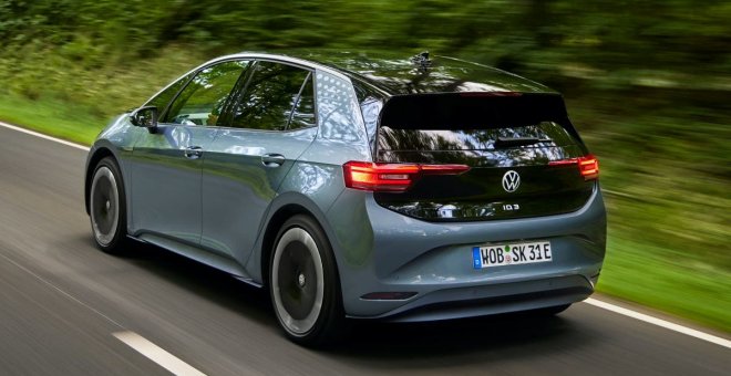 Los coches eléctricos de Volkswagen comienzan a acercarse, silenciosamente, a las ventas de Tesla