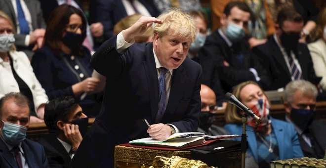 La mayoría de británicos opina que Boris Johnson debería dimitir tras saber que asistió a otra fiesta durante el encierro