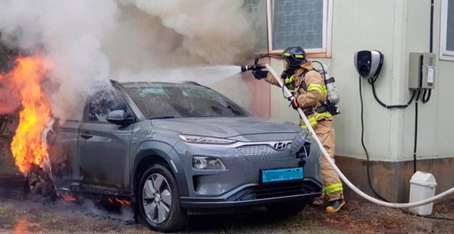 Coches híbridos, coches de gasolina y coches eléctricos: ¿Cuáles se incendian más?