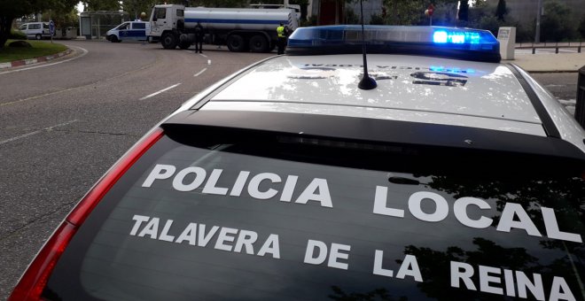 Estrella su coche de madrugada en Talavera, intenta huir y agrede a la Policía para no hacer la prueba de alcoholemia