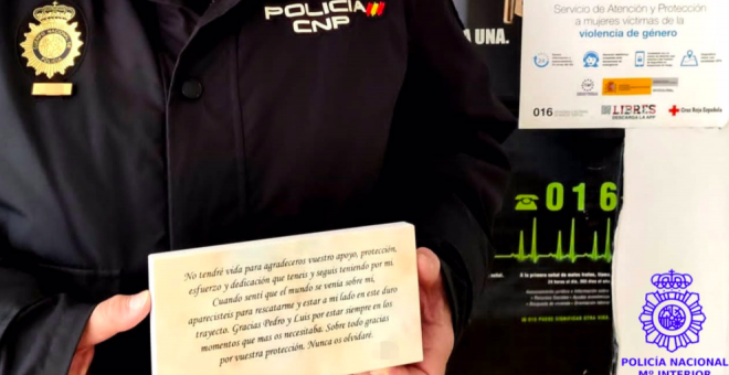 Una víctima de violencia de género entrega a la Policía una placa de agradecimiento