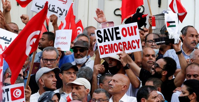La oposición en Túnez desafía la prohibición del Gobierno y vuelve a la calle a protestar contra presidente Kais Said