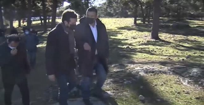 Pablo Casado visita una granja extensiva de vacuno para arremeter contra Alberto Garzón