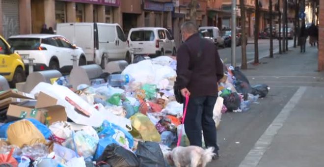 El Ayuntamiento de Salt da 24 horas a la empresa para que retire la basura acumulada en sus calles